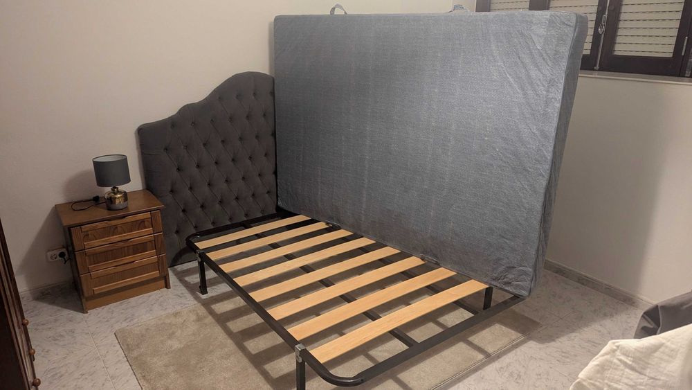 Cama (estrado e colchão) 140x200 em ótimo estado