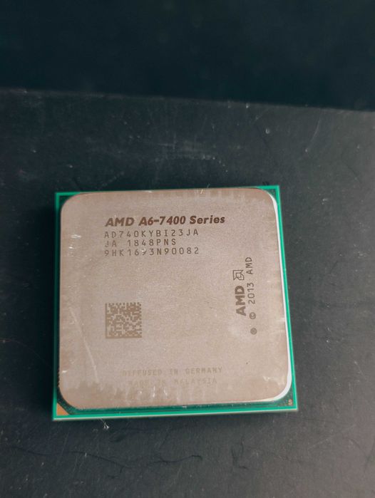 Процесор Intel E8400 та AMD A6-7400