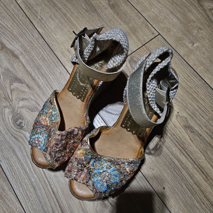 Nowe hiszpańskie sandały 37 skóra naturalna koturn