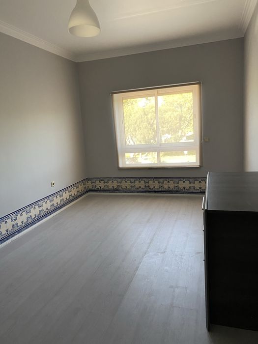 Apartamento T3  zona Ribeirinha  Baixa Banheira Frente as piscinas municipais , com AR Condicionado e todo mobilado e com cozinha totalmente equipada