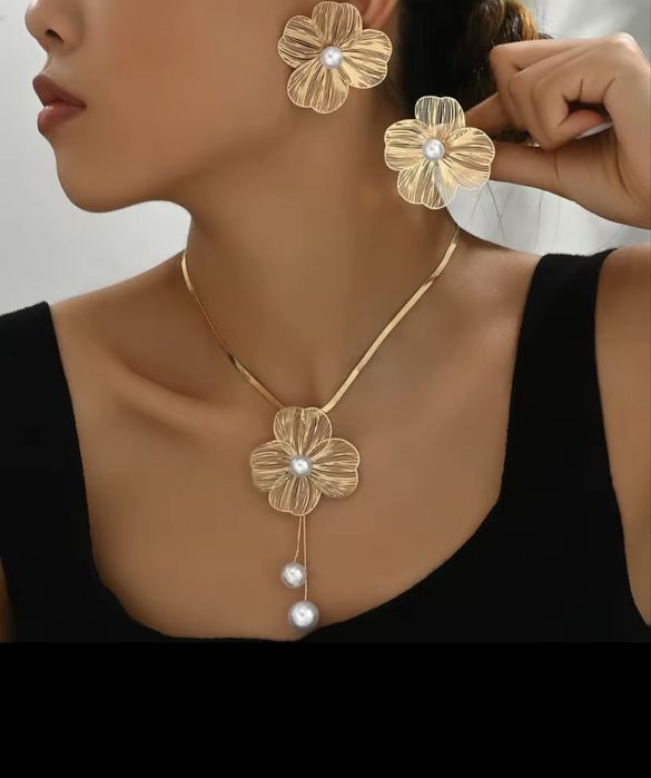 Комплект прикрас. Сережки та намисто квіти з перлинами  золотий колір