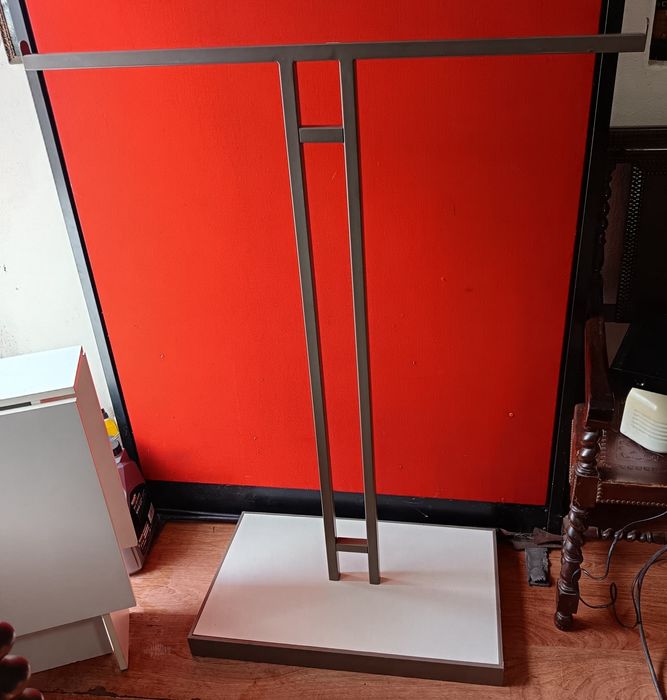 Cabide metálico dois braços