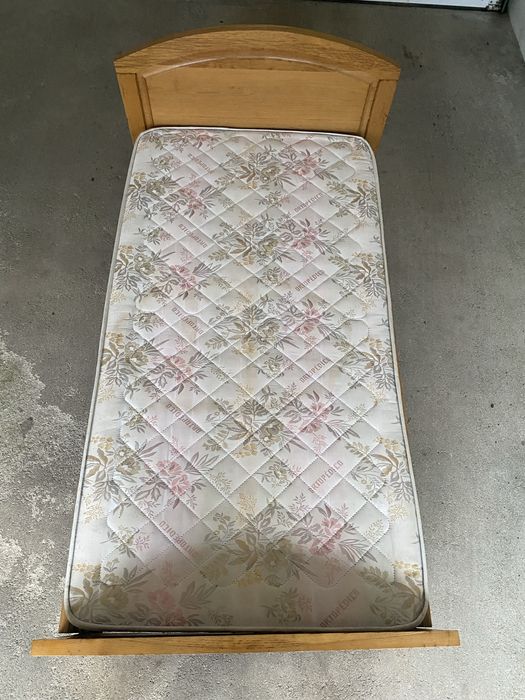 Cama de solteiro em madeira de castanha