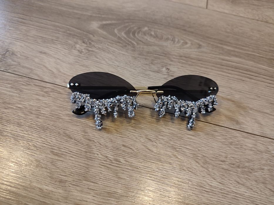 Nowe czarne okulary przeciwsłoneczne