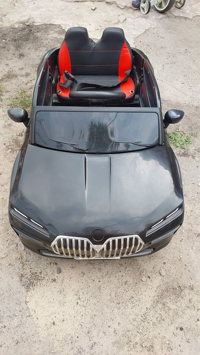 Дитячий електромобіль