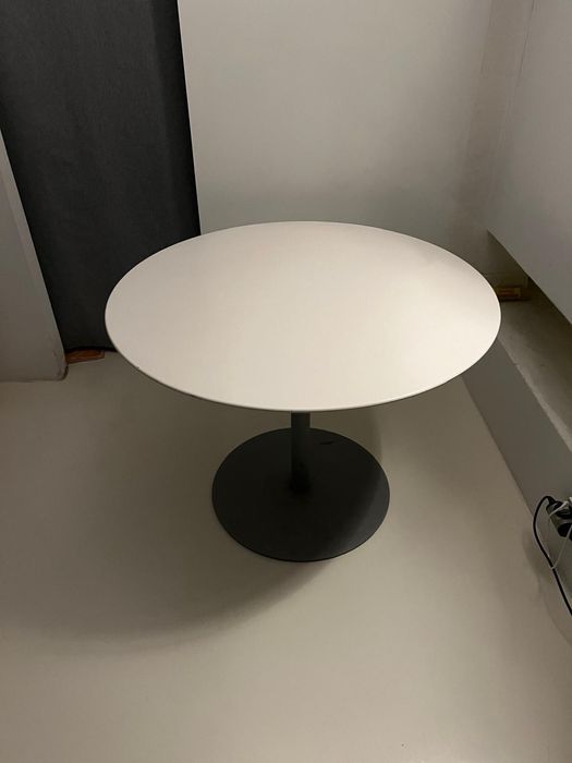 Mesa exelente estado valor  20 euros