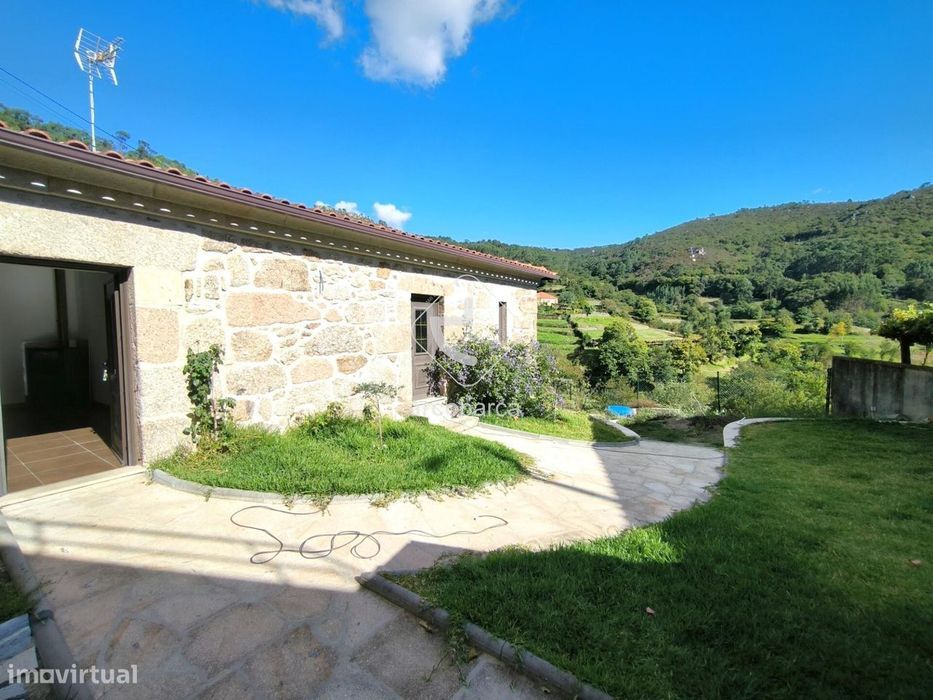 Moradia rústica com 750m2 de terreno, Labrujó - Ponte de Lima