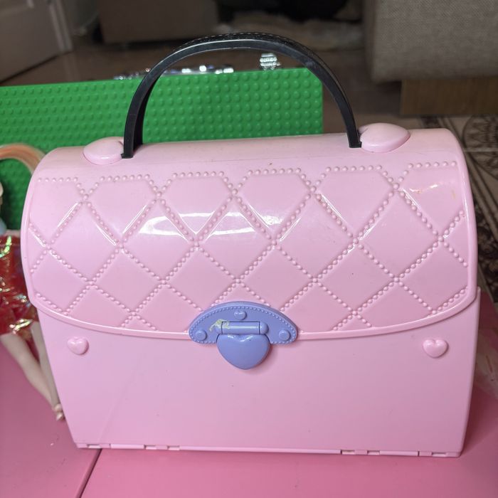 компактный кукольный домик для кукол типа Барби.