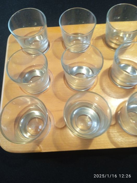 Набір. Маленькі чарочки на дерев'яній таці.