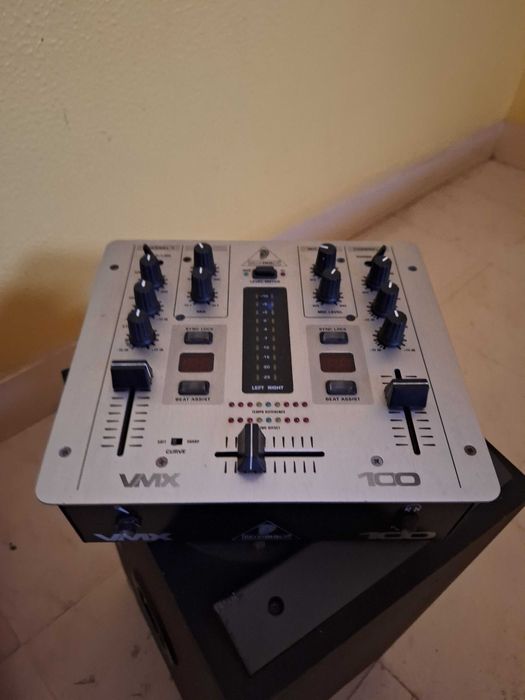 Mesa Mistura DJ BEHRINGER VMX100