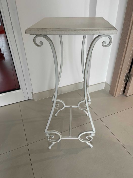 Mesa de apoio em madeira e ferro forjado