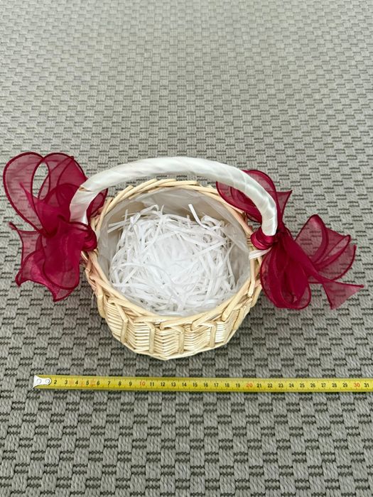 Cesto pequeno decorativo usado para alianças de casamento