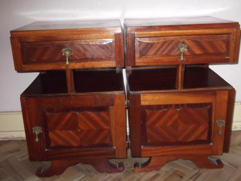 Cama de casal com estrado e mesas de cabeceira