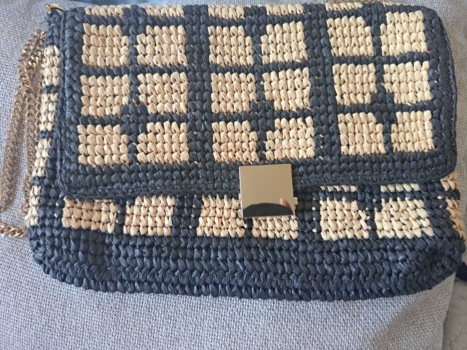 Carteira de corrente preta e dourada