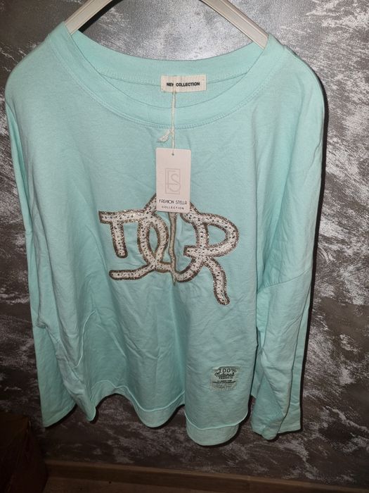 Miętowa bluza z długim rękawem z napisem "DIOR" .