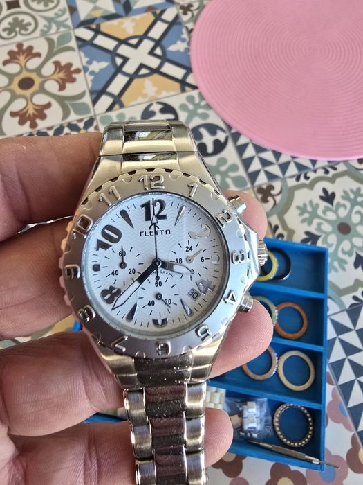 Relógio com várias braceletes