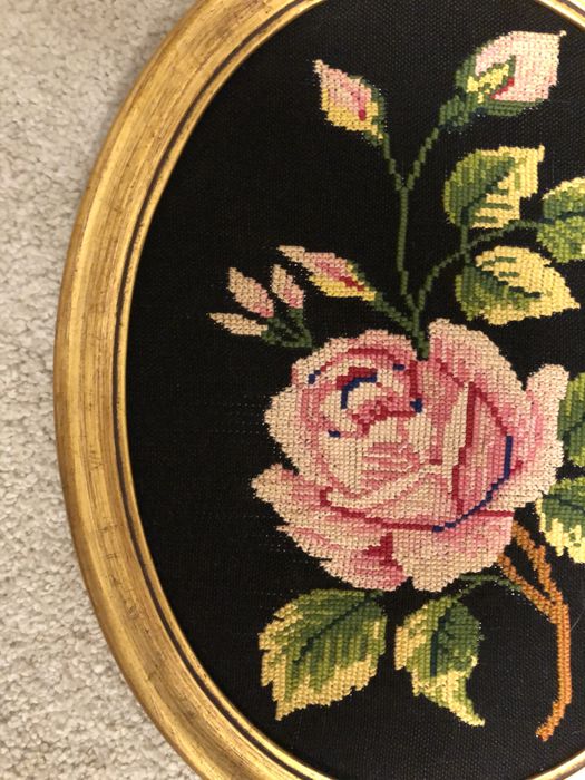 Quadro oval bordado a ponto de cruz com moldura dourada