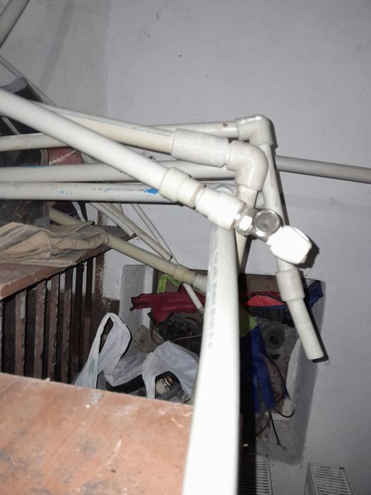 Котел газовий на підлогу з насосом і трубами.