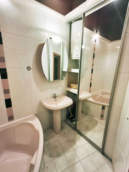 Оренда чудової 2 кімнатної квартири біля метро Позняки, 90м2, вул. Бориса Гмирі, 1/2