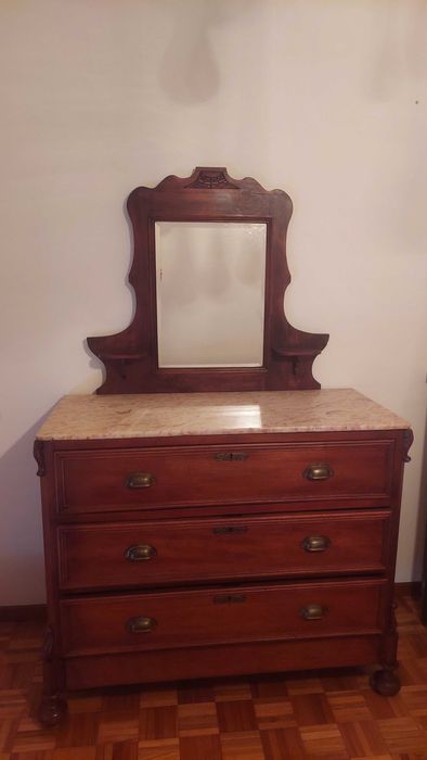 Cómoda antiga com espelho
