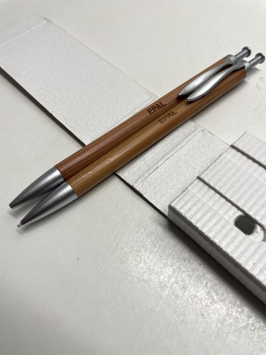 Sortido de canetas (esferográficas e tinta permanente) e lapiseiras