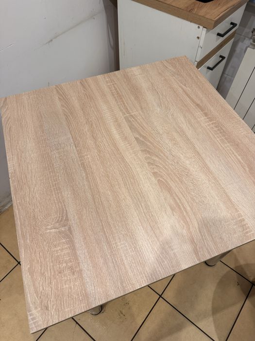 Stół z metalowymi nóżkami