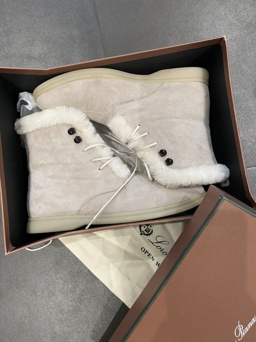 Зимние замшевые бежевые ботинки лоферы  с мехом loro piana