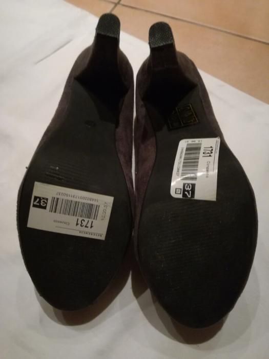 Sapatos de senhora, em camurça, novos
