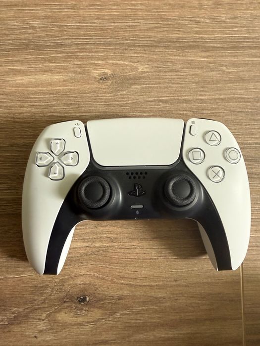 PlayStation 5 Digital Edition 825 GB — без дисковода.