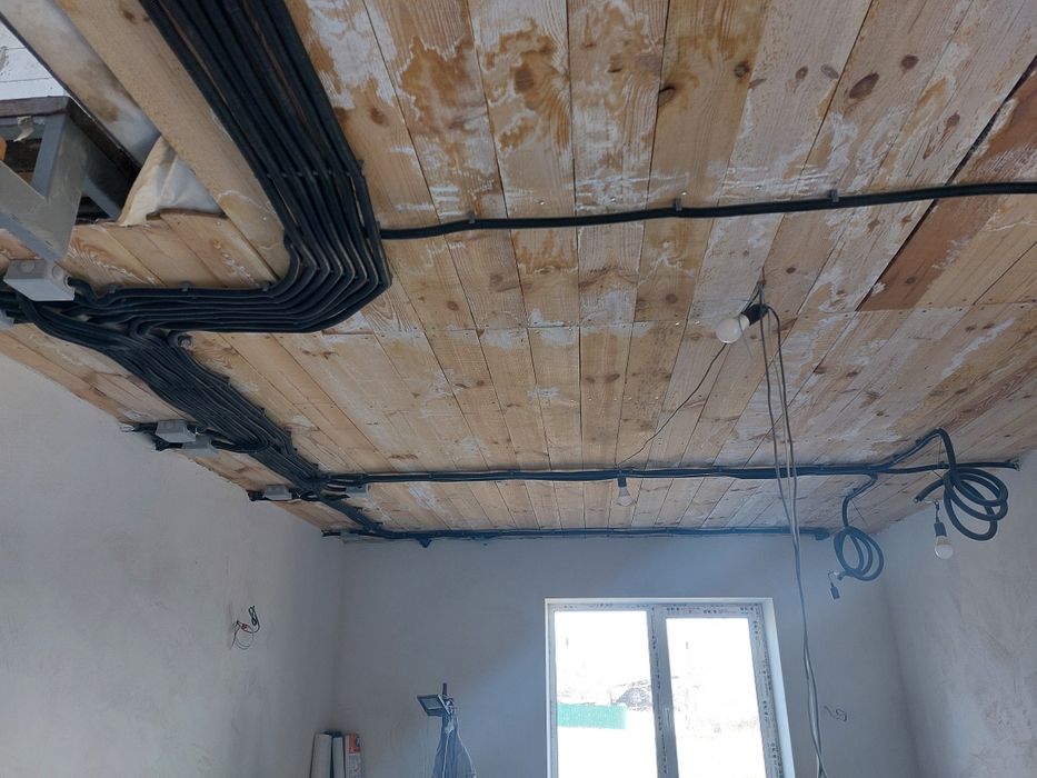 Електрик , Електро-монтажні роботи.