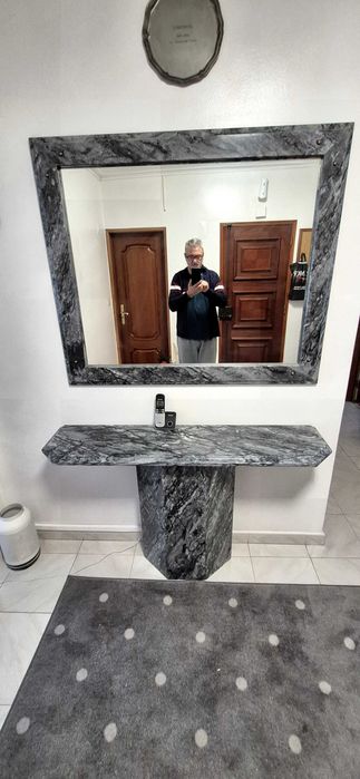 Hall de entrada em mármore com mesa e espelho. Estado impecável