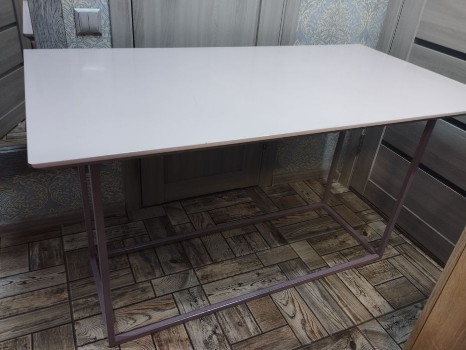 Великі столи, різні