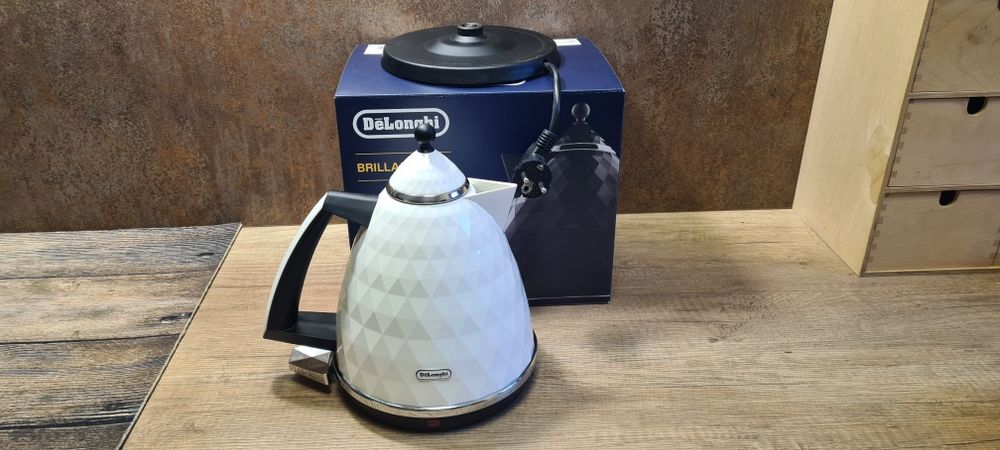 Czajnik DeLonghi Brillante 1,7l biały oryginalne opakowanie