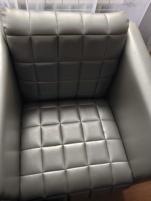 Fotel w kolorze srebrnym