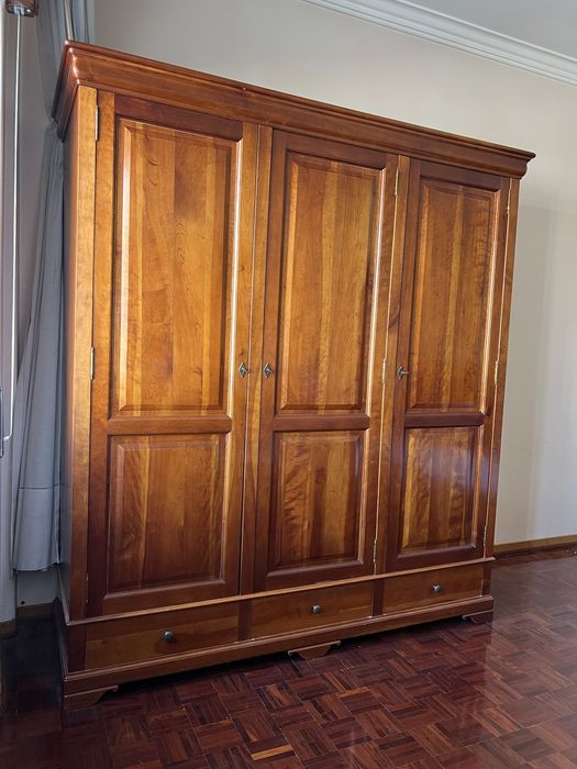 Mobília de Quarto em Cerejeira | Cama com colchão Molaflex + Cómoda com espelho + Mesas de Cabeceira + Guarda-vestidos