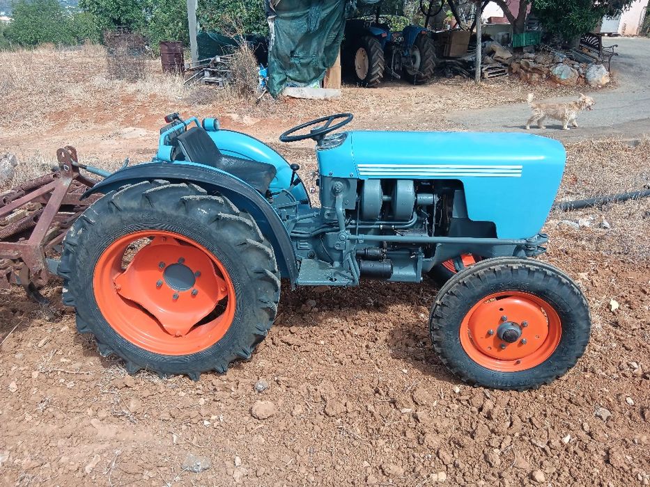 Trator echer com documentos.