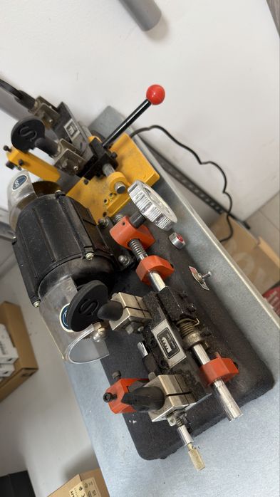 MÁQUINA DUPLICADORA DE CHAVES DUPLAS PORTÁTIL