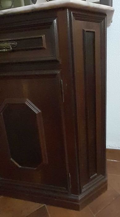 Aparador com gaveta e prateleiras