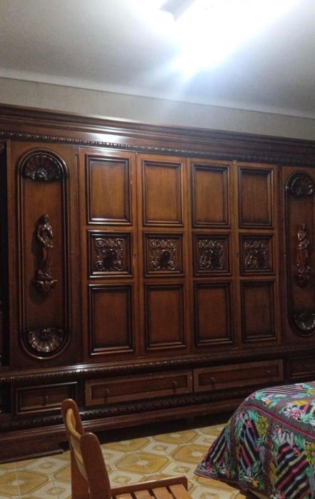 Włoska ciemna drewniana sypialnia