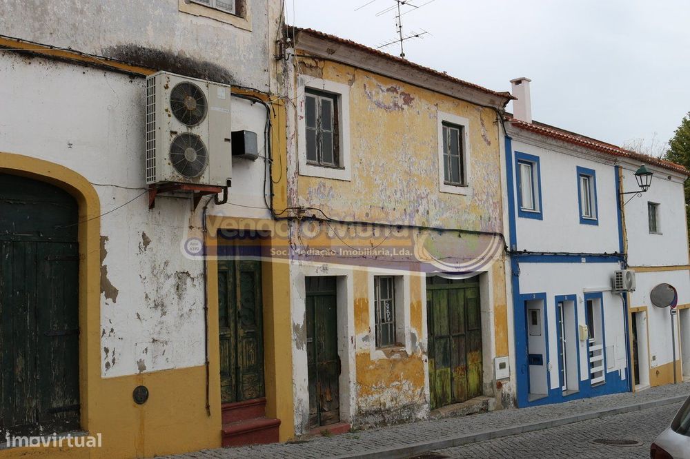 Moradia em ruina em Mora (MOR086)