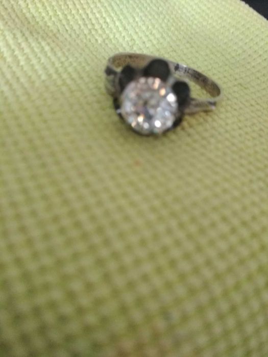 Красивое кольцо из серебра с  фианитом.