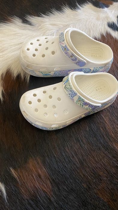 Белые кроксы оригинал на платформе