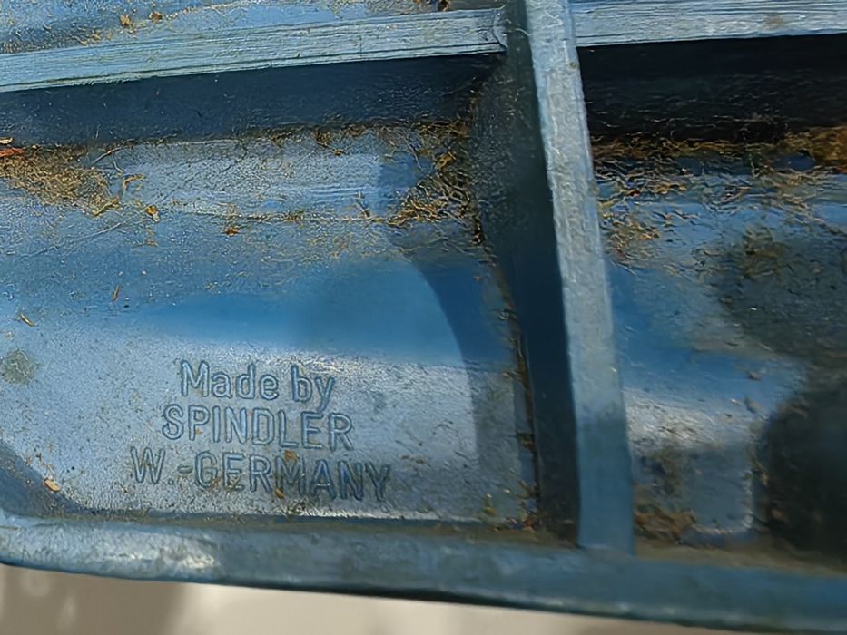2 stare autka formuła z czasów PRL plastik guma Spindler