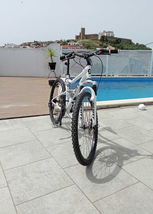 Bicicleta BTT totalmente revista