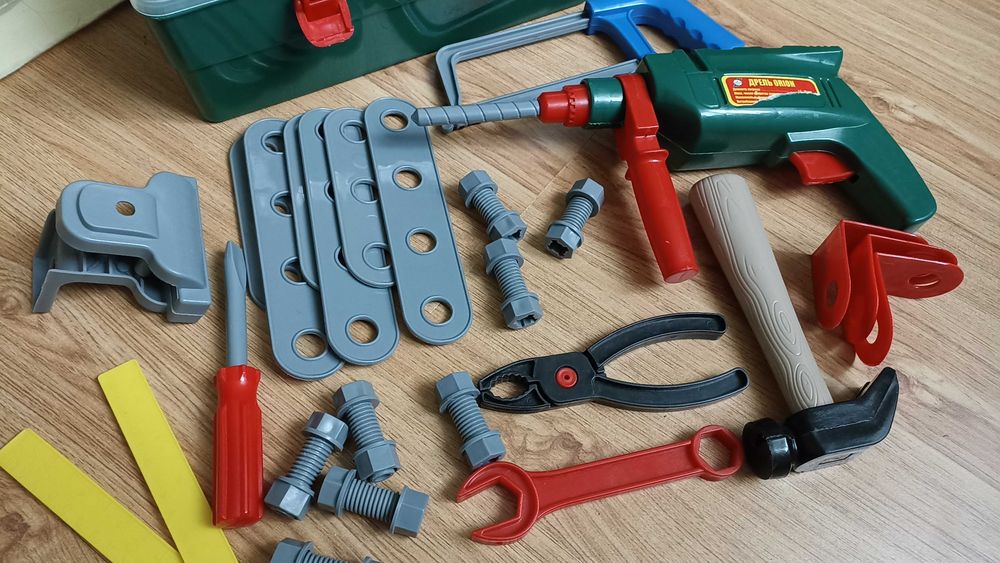 Інструменти дитячі у ящику