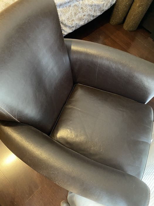 Sofá em pele, na cor castanho e pesponto em bege. Excelente estado