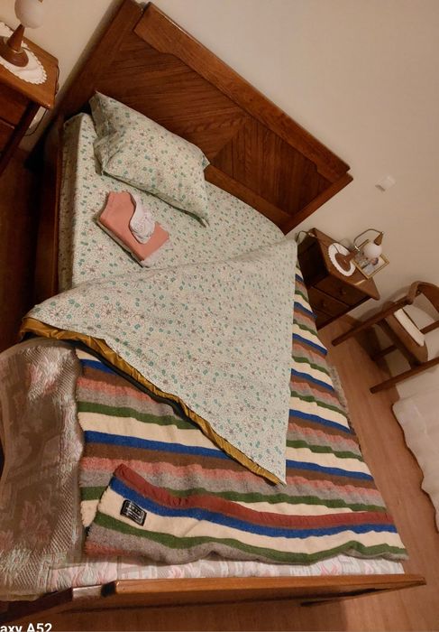 Cama de solteiro + mesa cabeceira