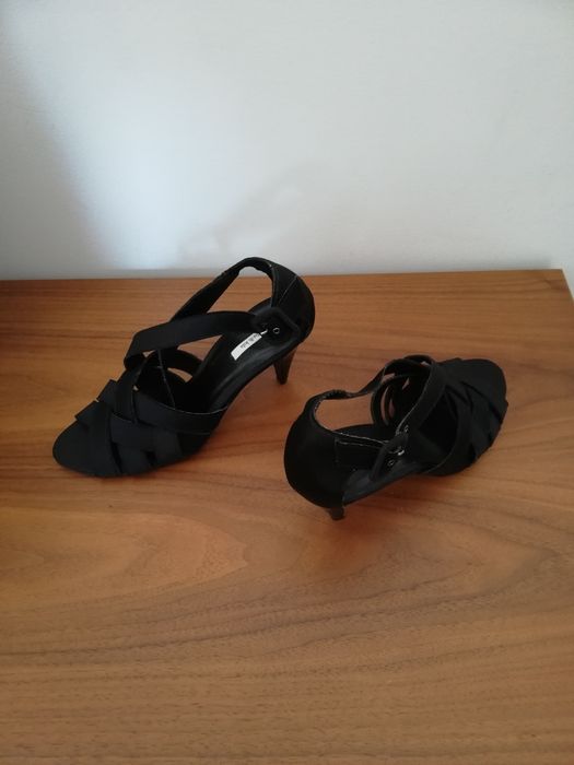 Sandália de salto alto