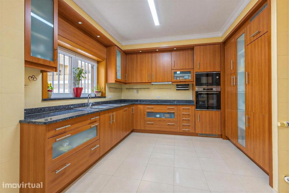 Moradia T4 de três frentes com 2 suites e garagem | Lidador