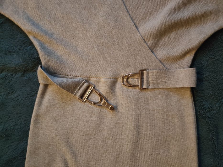 Beżowa sukienka z klamrą